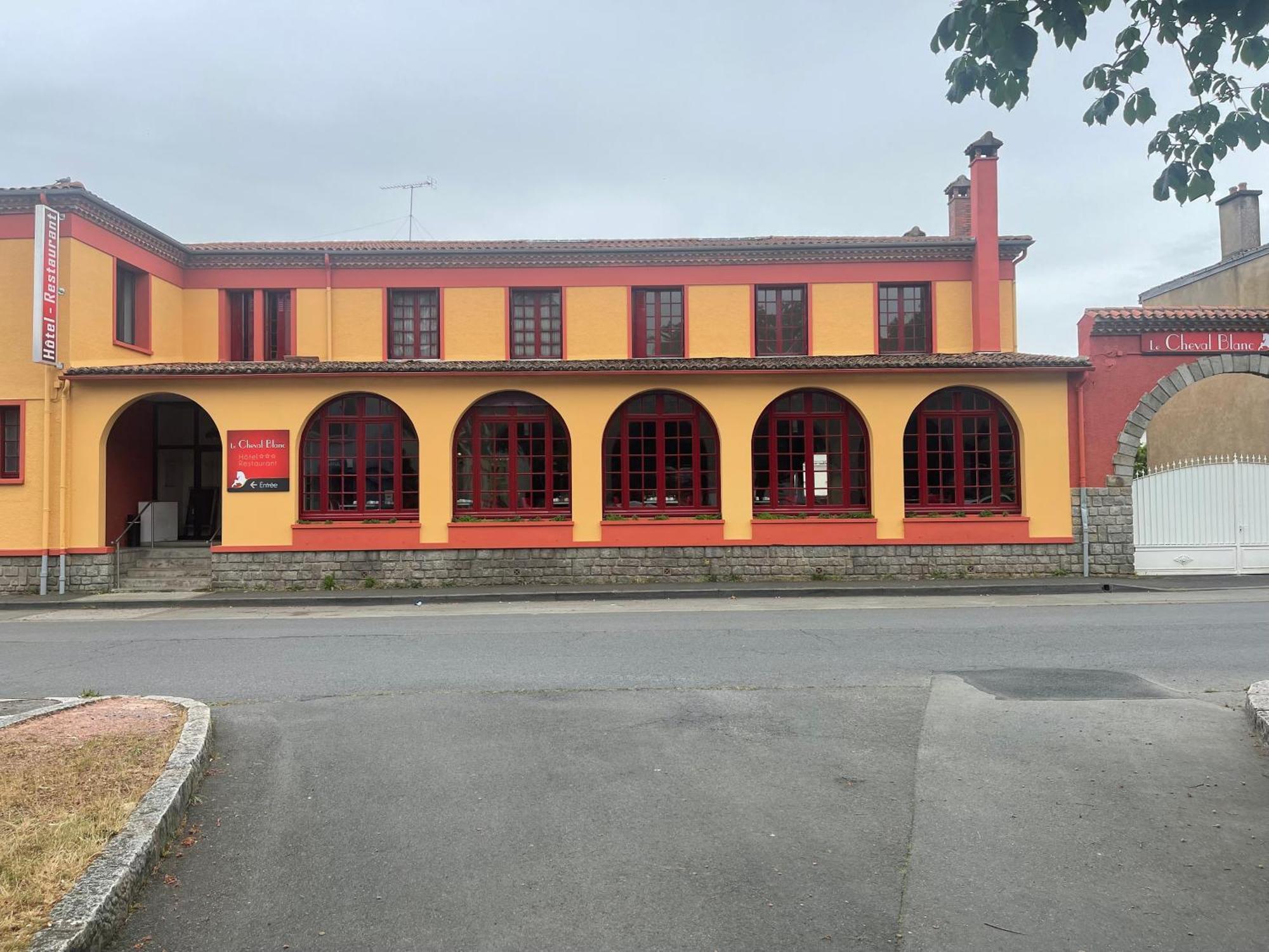 Hotel Du Cheval Blanc Cerizay Luaran gambar